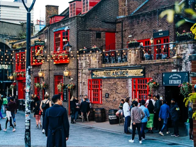 London Food Scene: Multilingual Menus & Must-Try Dishes