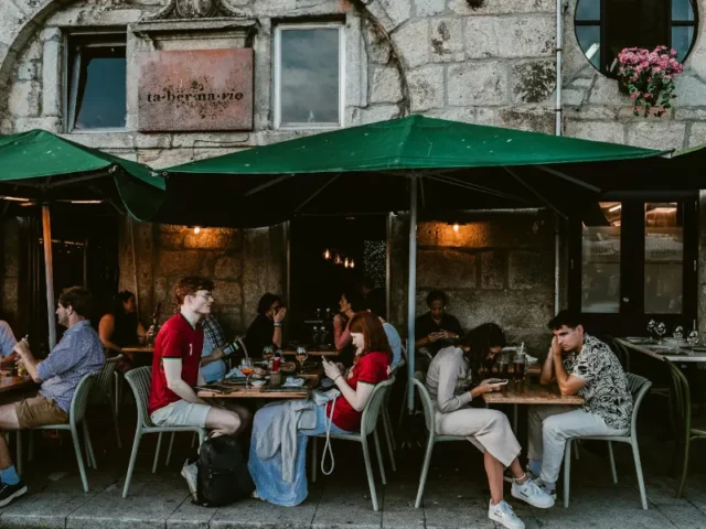 Porto Food Scene: Multilingual Menus & Must-Try Dishes